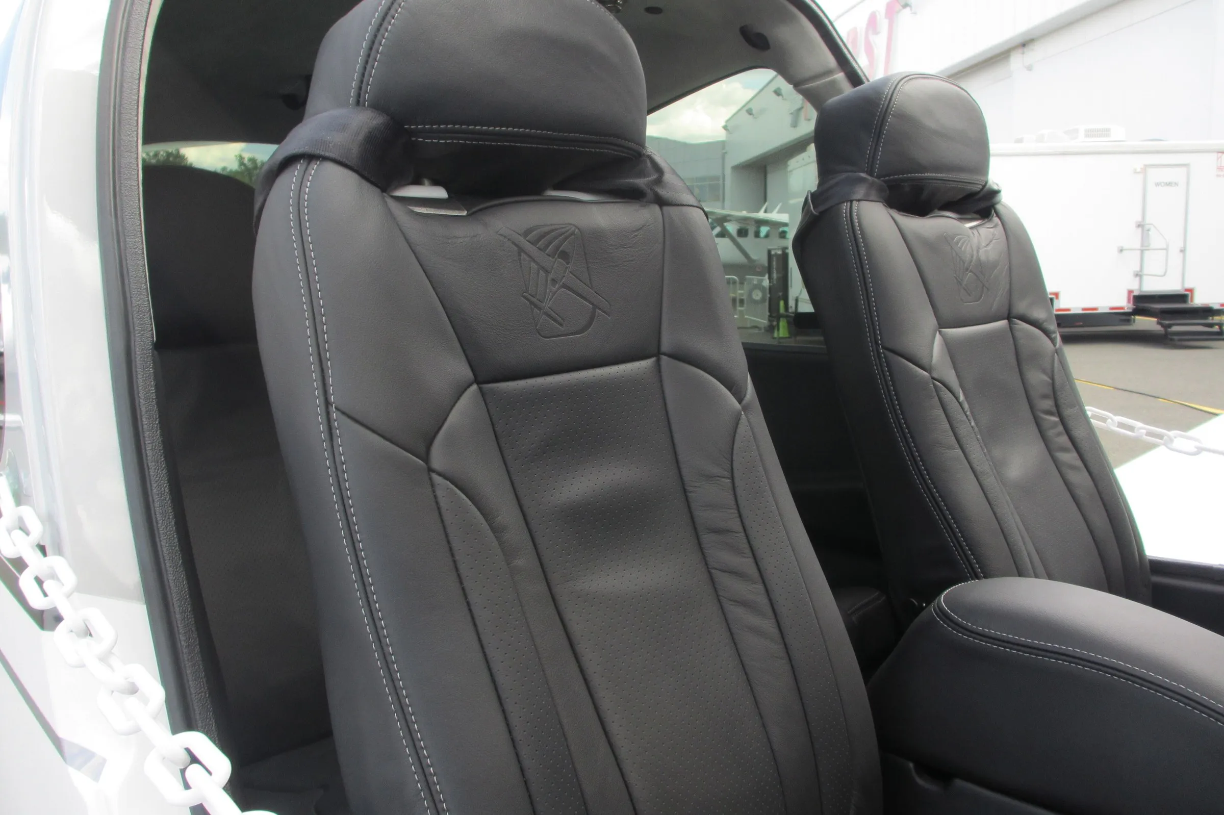 Bancos de couro preto da cabine de um Cirrus SR22