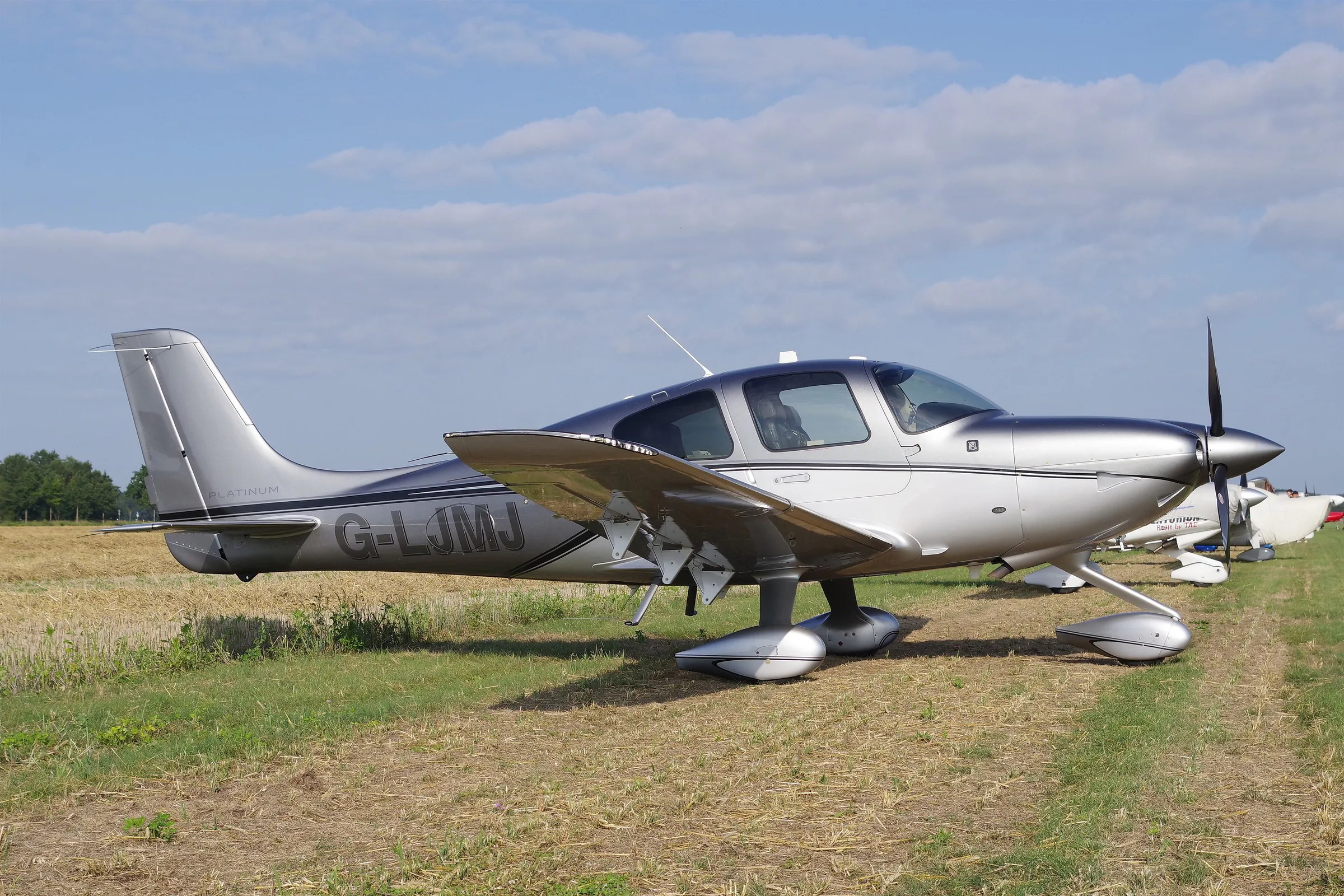 Cirrus SR22T G6 estacionado em pista de grama, vista lateral