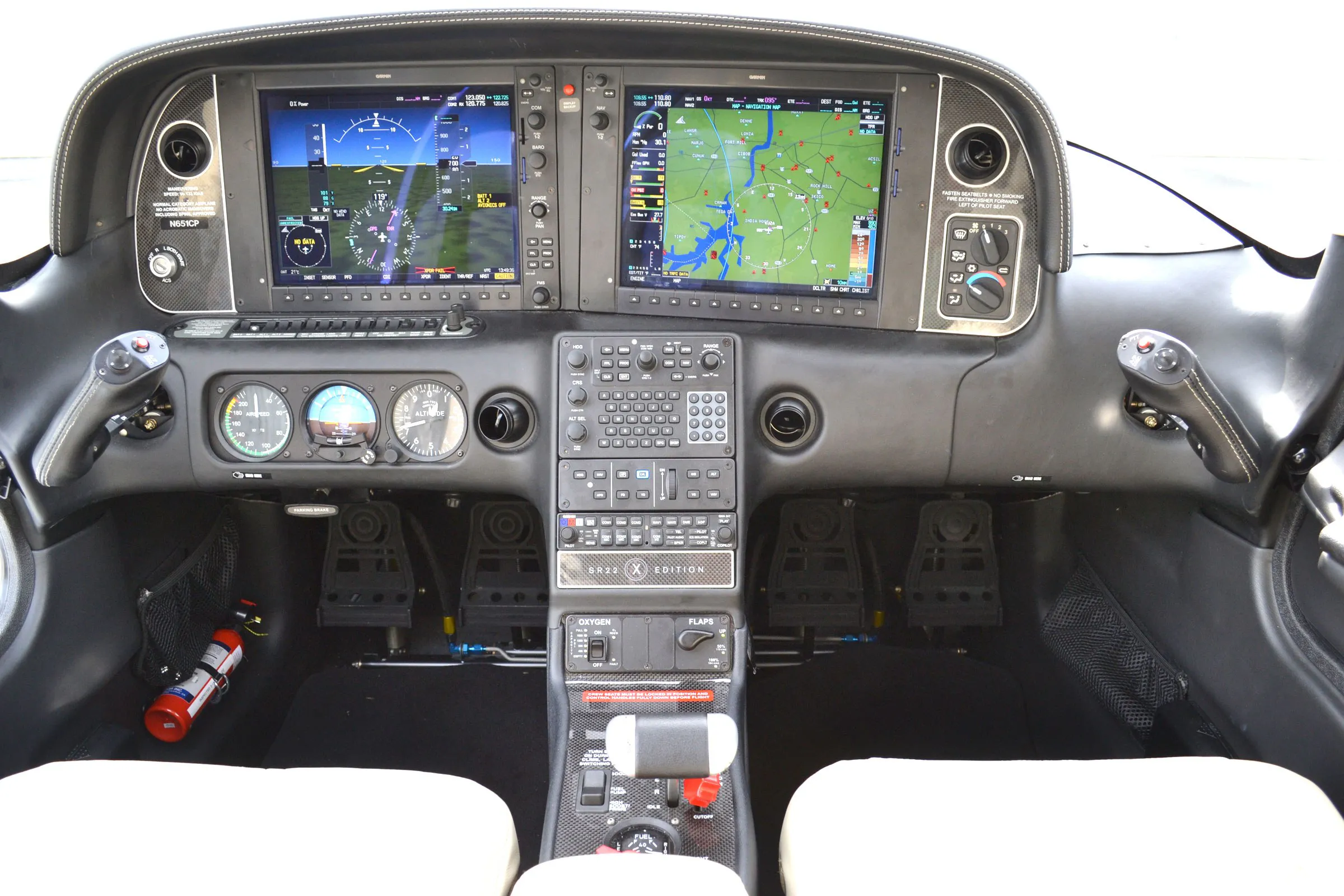 Painel Cirrus Perspective com duas telas grandes e sidesticks